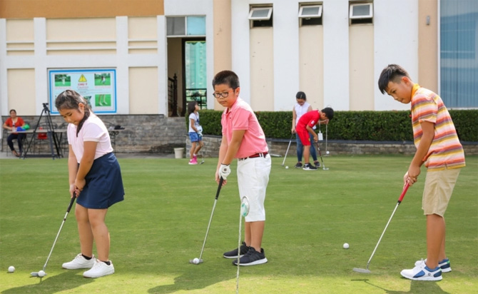 trẻ học chơi golf